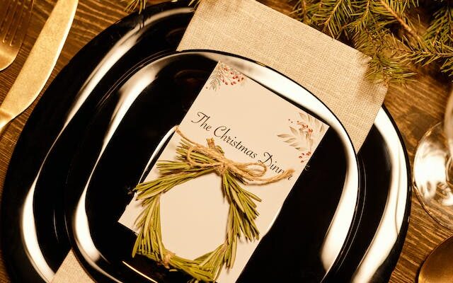 kerstbord kerstdiner-weinig-geld