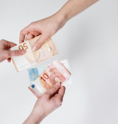 Cottonbro via Pexels briefgeld creditcard