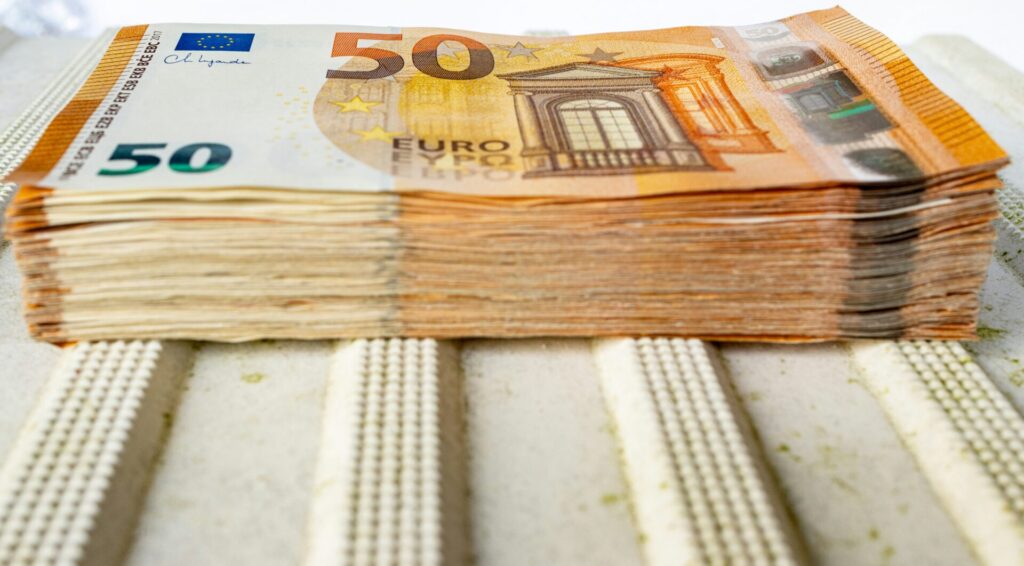 Als ondernemer snel geld nodig? Met deze aanbieders — van BridgeFund tot ABN AMRO — regel je een zakelijke lening zonder gedoe. Ontdek hoe het werkt, wat het kost en waarom slim lenen je bedrijf juist vooruit kan helpen.