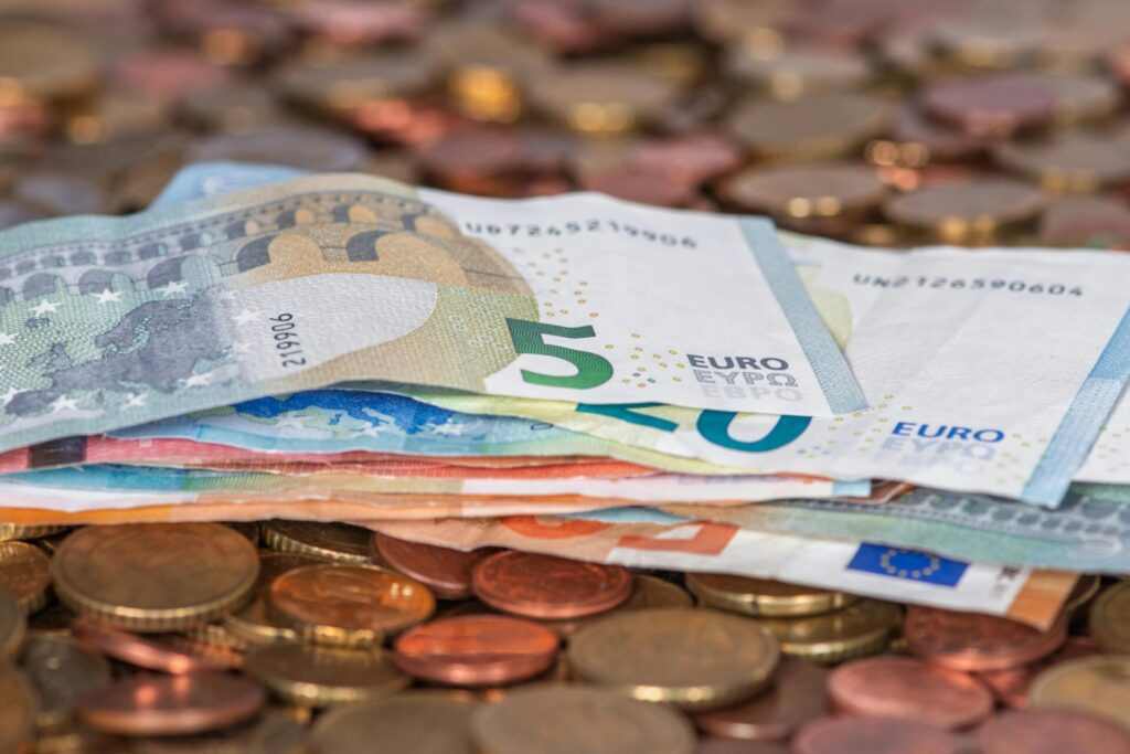 Geld lenen als particulier? Geen gek idee, als je het slim aanpakt. In dit artikel lees je hoe je verantwoord leent, waar je op moet letten én welke aanbieders betrouwbaar zijn. Van ABN AMRO of Saldodipje tot Kredietspotter.nl.